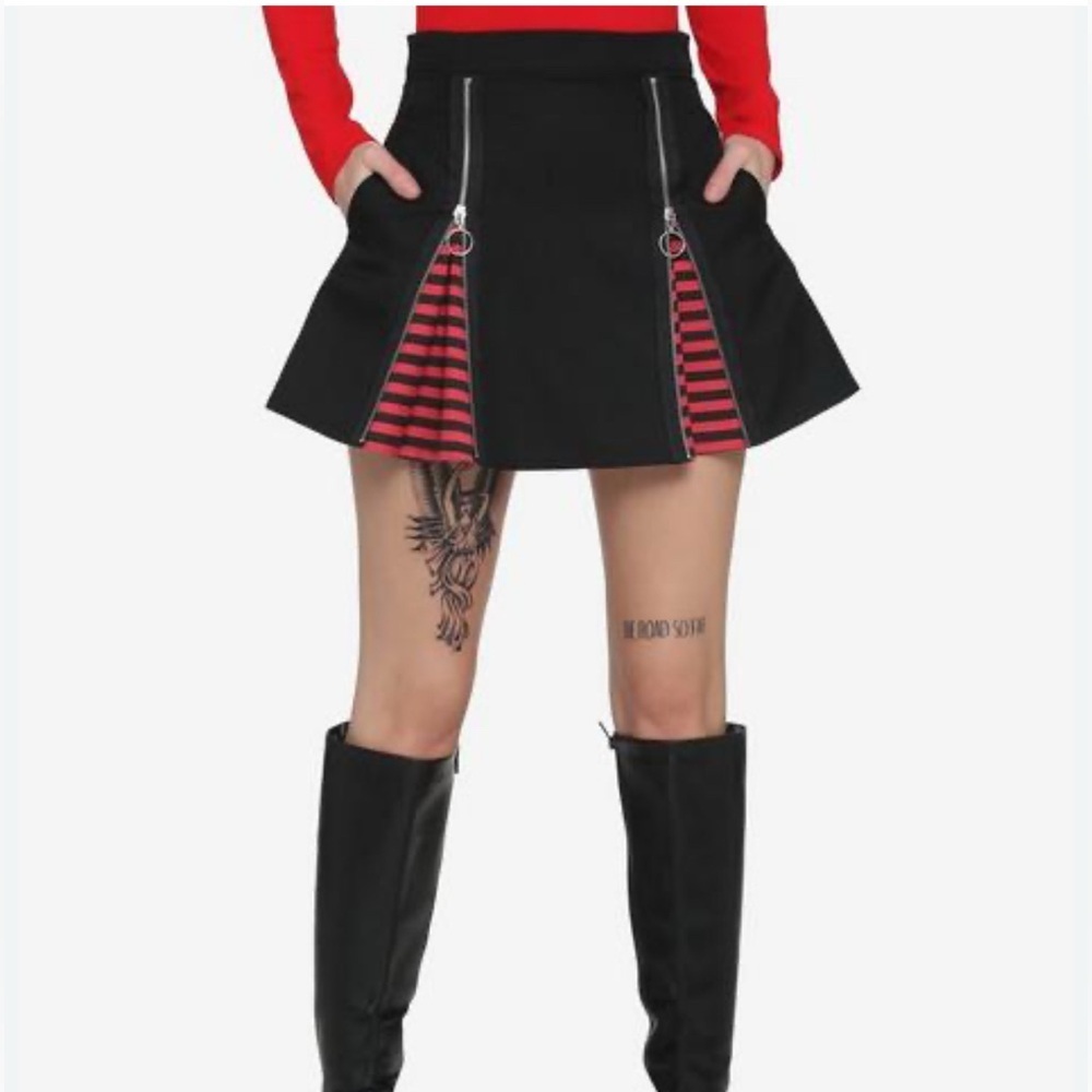 Hot Topic Black & Red Stripe Zipper Insert Skirt With Pockets